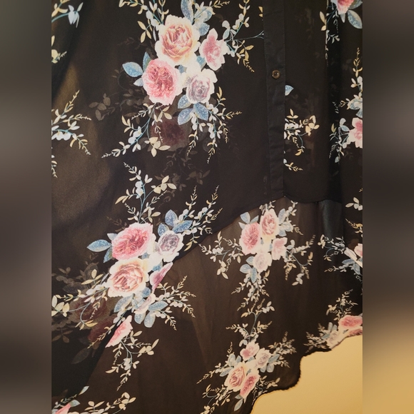 Shein Curve, Floral Print Dip Hem Blouse, Size 0XL, equivalent to size 12. - Picture 4 of 4